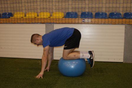 klęczenie na piłce fitness